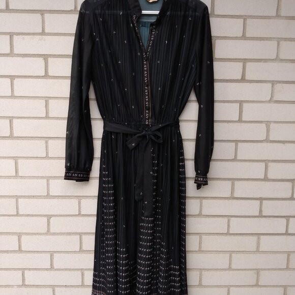 Elegant Black Midi Dress - Picture 4 of 16